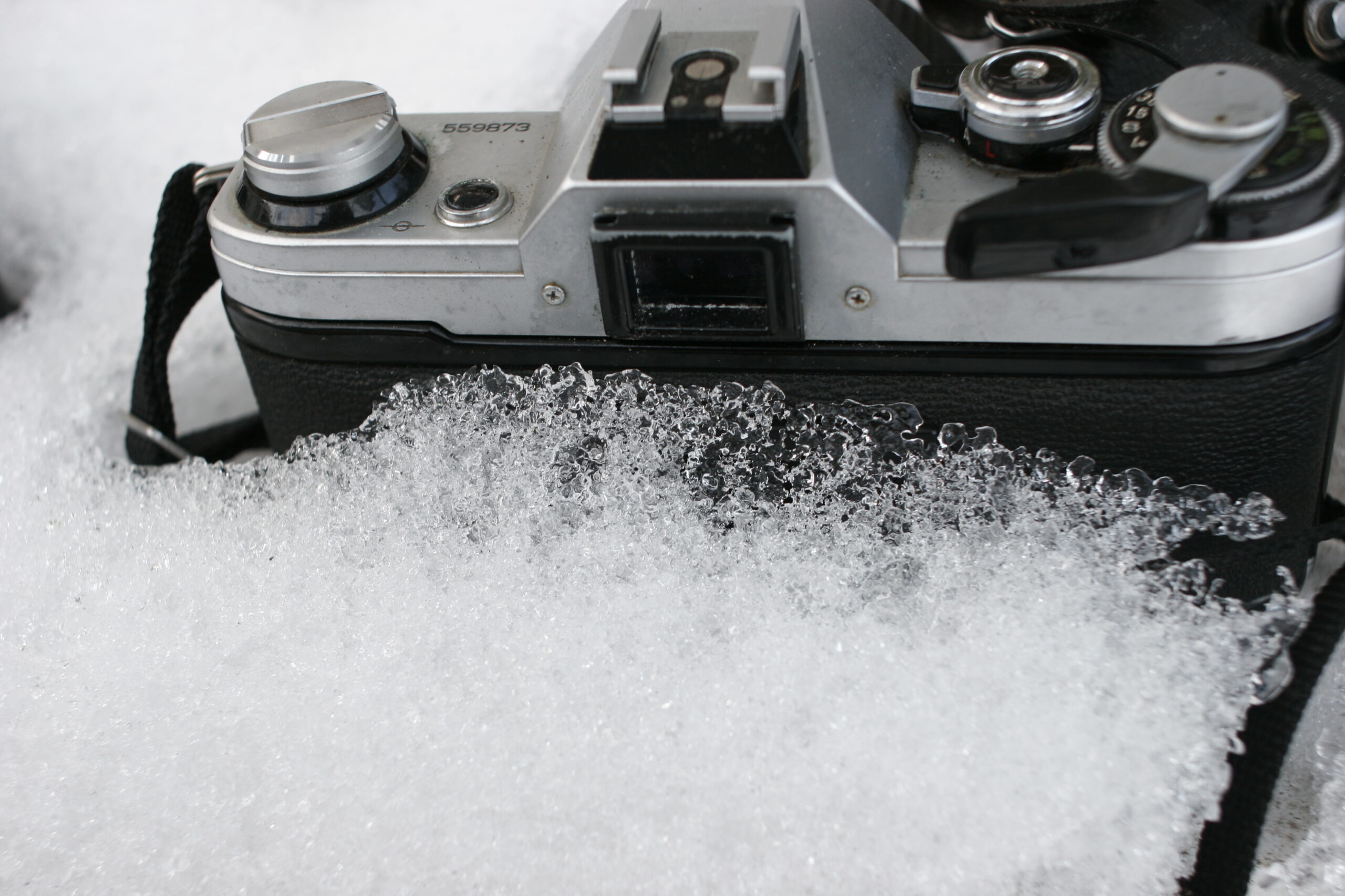 Alte Kamera im Schnee