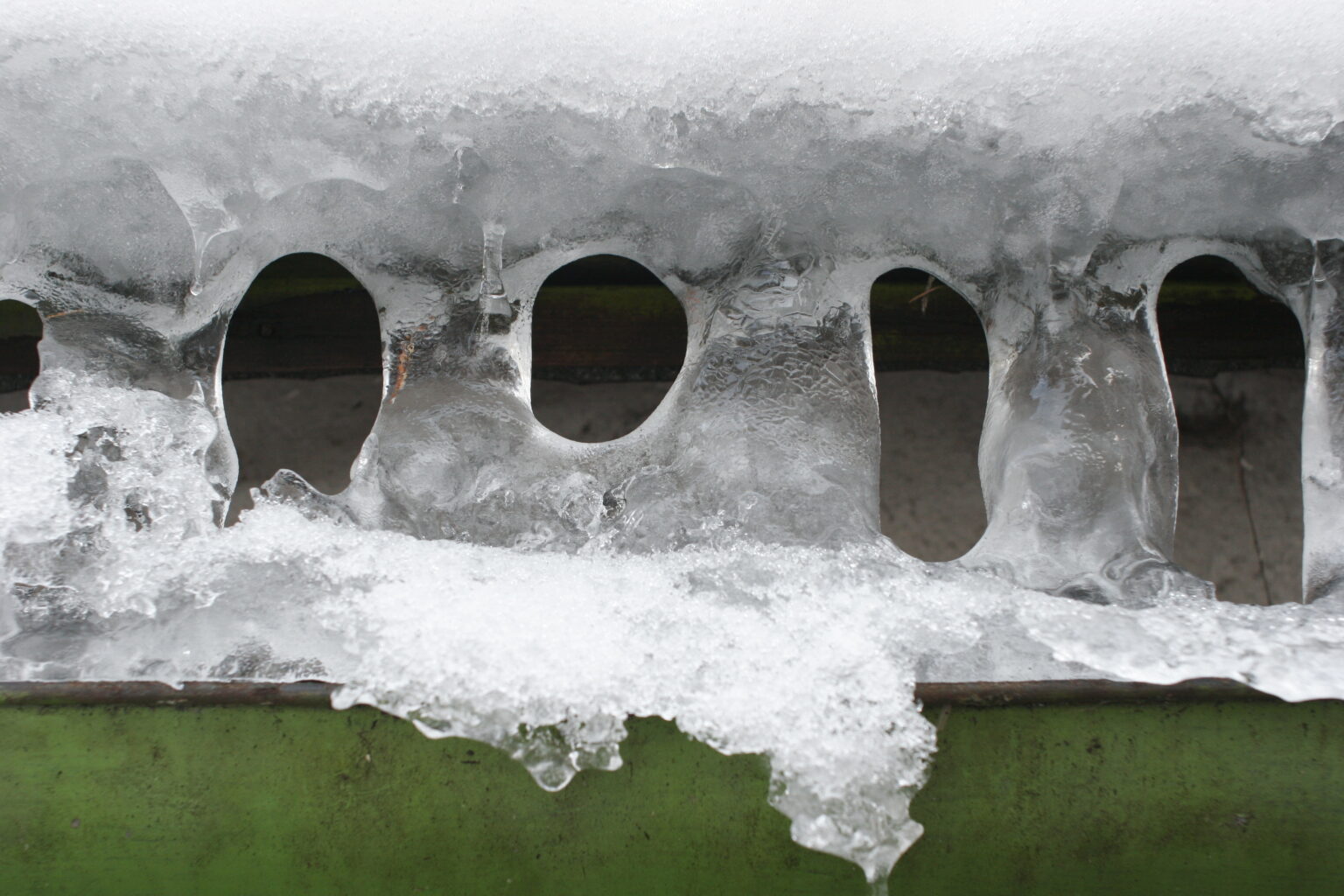Dicke, kurze Eiszapfen